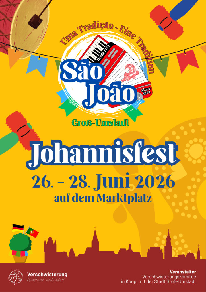 Farbenfrohes Plakat für das São João Johannisfest in Groß-Umstadt, 26. bis 28. Juni 2026, mit Musikinstrumenten, festlicher Dekoration und der Skyline der Stadt, mit Text in Portugiesisch und Deutsch, der den Geist des Johannisfestes feiert.