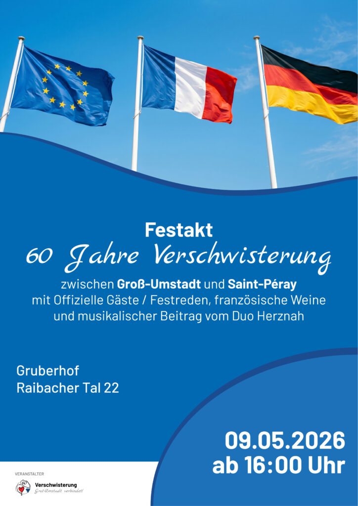 Drei Flaggen (Deutschland, Frankreich, Europäische Union) wehen vor einem blauen Himmel. Untenstehender Text lädt Sie zum Festakt anlässlich 60 Jahre Verschwisterung Groß-Umstadt-Saint-Péray am Europatag, 9. Mai 2026 im Gruberhof ein, mit Musik und französischen Weinen.